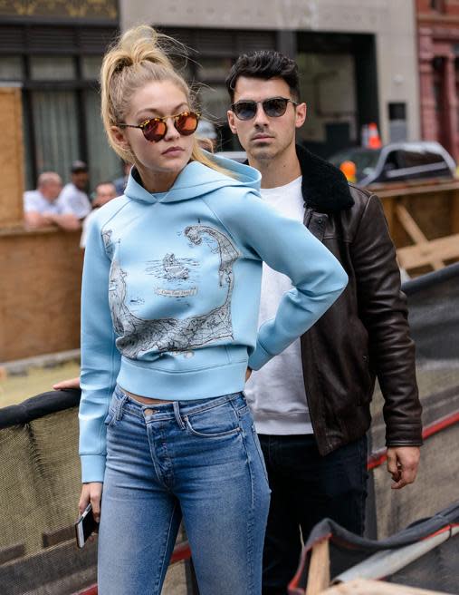 On a date with her boyfriend at the time, Joe Jonas, wearing <b><a rel="nofollow noopener" href="http://www.polyvore.com/cgi/shop?query=Mother+skinny+jeans" target="_blank" data-ylk="slk:Mother Skinny Jeans;elm:context_link;itc:0;sec:content-canvas" class="link ">Mother Skinny Jeans</a></b> <br><br>Credit: Splash