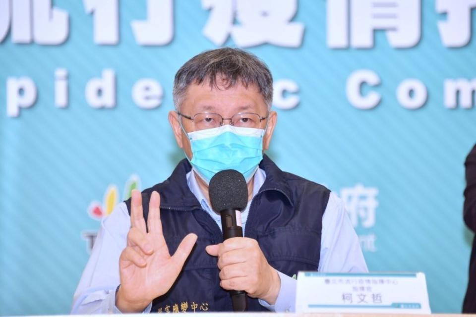 台北市長柯文哲2日表示，將發出行政命令給各大醫院，拉高住院門檻，懷孕36週以上、洗腎或慢性病和需要用氧氣等高風險者才可住院。（北市府提供）