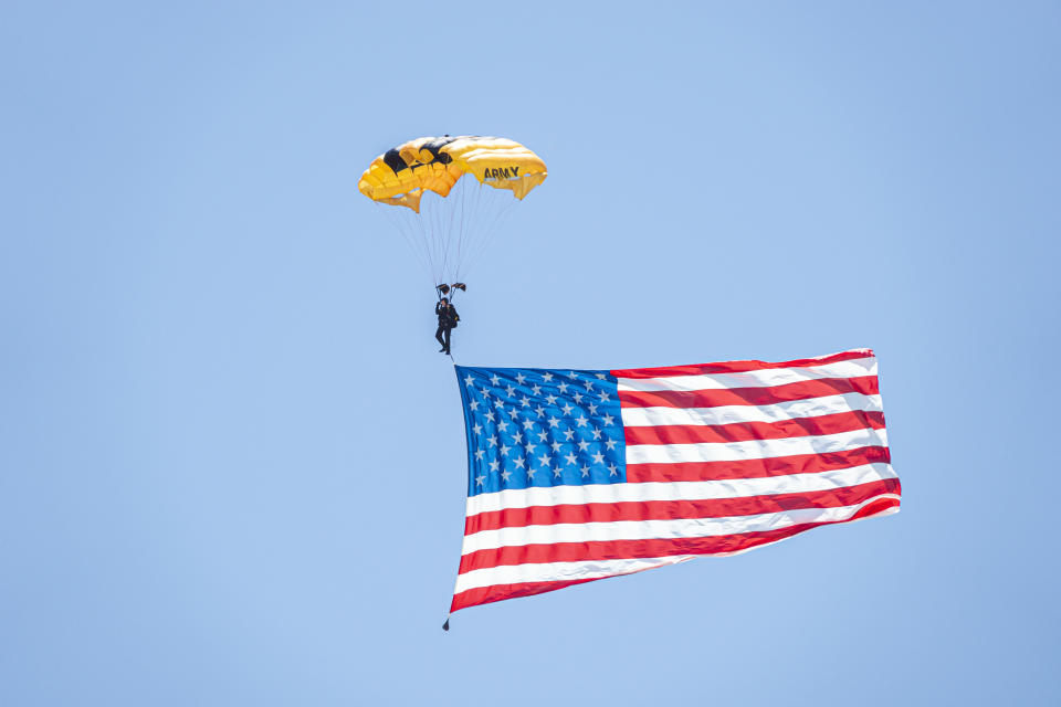 Miami Beach, Florida, Hyundai Air & Sea Show, Military Village, el equipo de paracaidistas del ejército estadounidense muestra una gran bandera estadounidense.  (Foto de: Jeffrey Greenberg/Universal Images Group vía Getty Images)