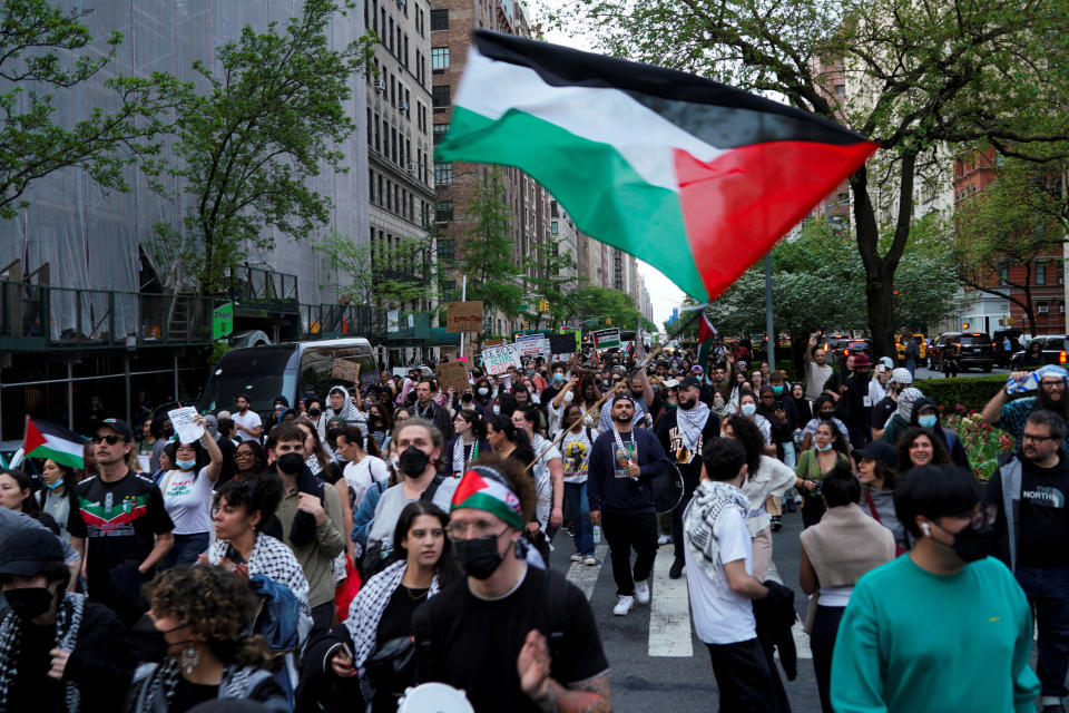 Met Gala會場附近聚集示威人士。（路透社）Pro-Palestinian demonstrators attend a protest near the Met Gala, an annual fundraising gala held for the benefit of the Metropolitan Museum of Art's Costume Institute with this year's theme 'Sleeping Beauties: Reawakening Fashion' in New York City, New York, U.S., May 6, 2024. REUTERS/Eduardo Munoz