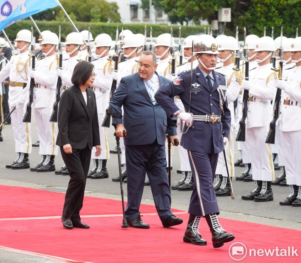 總統蔡英文上午以軍禮歡迎來台訪問的瓜地馬拉共和國總統賈麥岱。   圖：張良一/攝