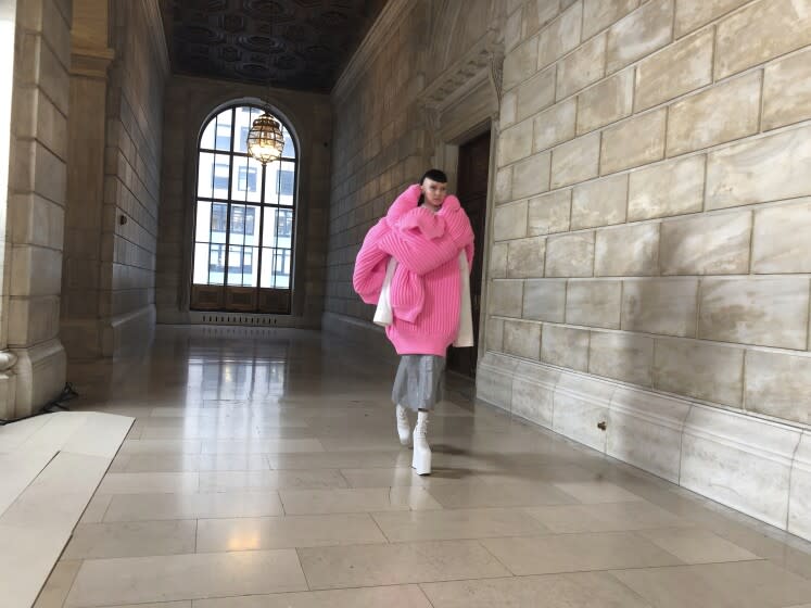 Una modelo recorre la pasarela durante la presentación de la colección otoño 2022 de Marc Jacobs en la Biblioteca Pública de Nueva York, el lunes 27 de junio de 2022. (Foto AP/Jocelyn Noveck)