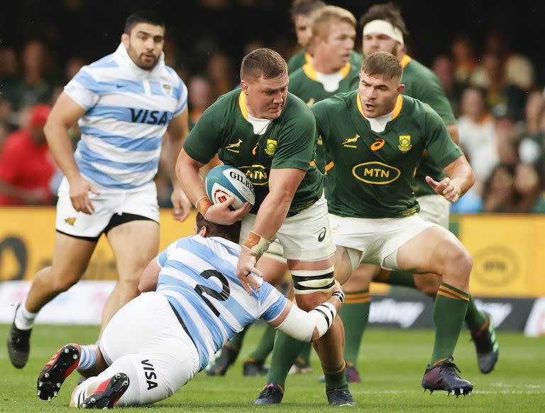 Julián Montoya tacklea a Jasper Wiese en la derrota argentina en Durban contra Sudáfrica por el Rugby Championship; el capitán subrayó la indisciplina de los Pumas (22 faltas, cuatro amonestaciones) y aseveró que así no se puede ganar.