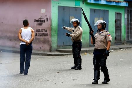 Riot police officers patrol a neighborhood after a protest over food shortage and against Venezuela's government in Caracas, Venezuela June 10, 2016. REUTERS/Ivan Alvarado/File Photo