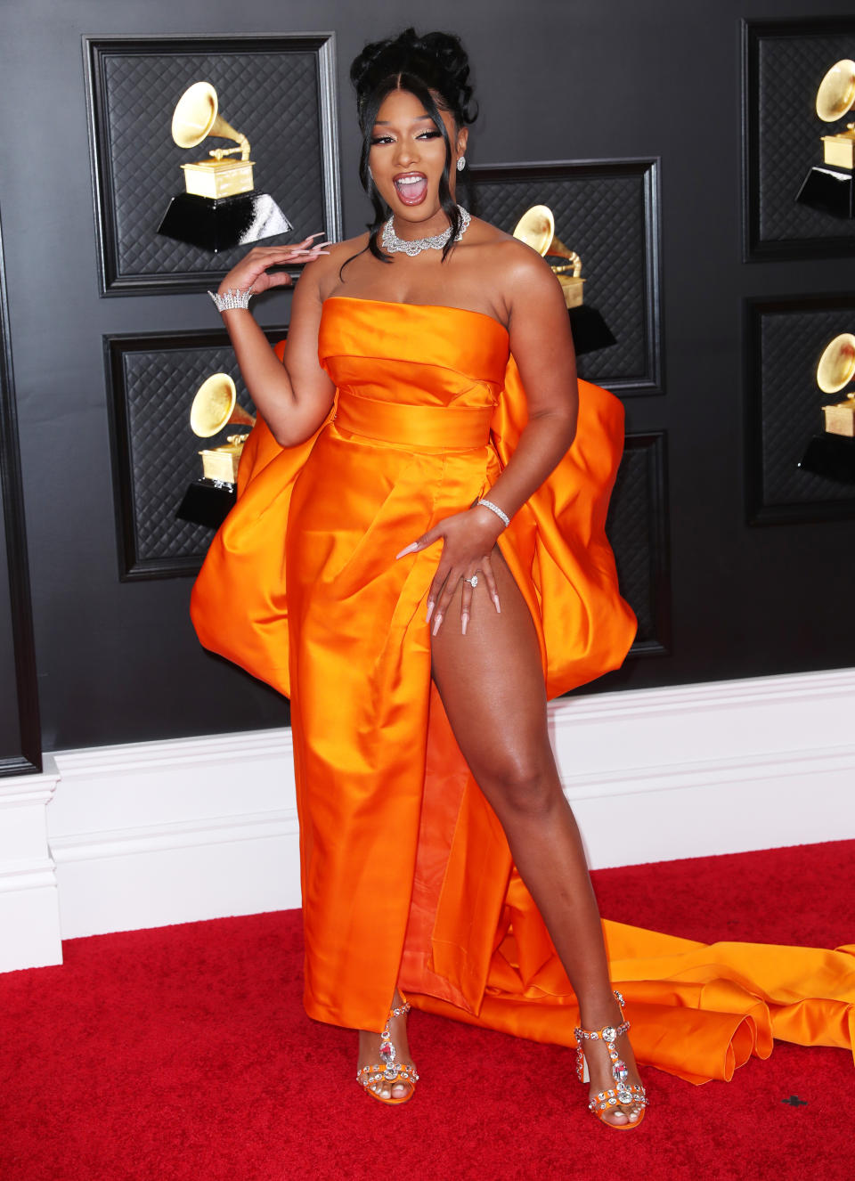 <p>Megan Thee Stallion fue una de las protagonistas de la noche tras recibir tres Grammys, pero también destacó con su colorido vestido de Dolce & Gabbana con abertura y escote palabra de honor. (Foto: Jay L. Clendenin / Los Angeles Times via Getty Images)</p> 