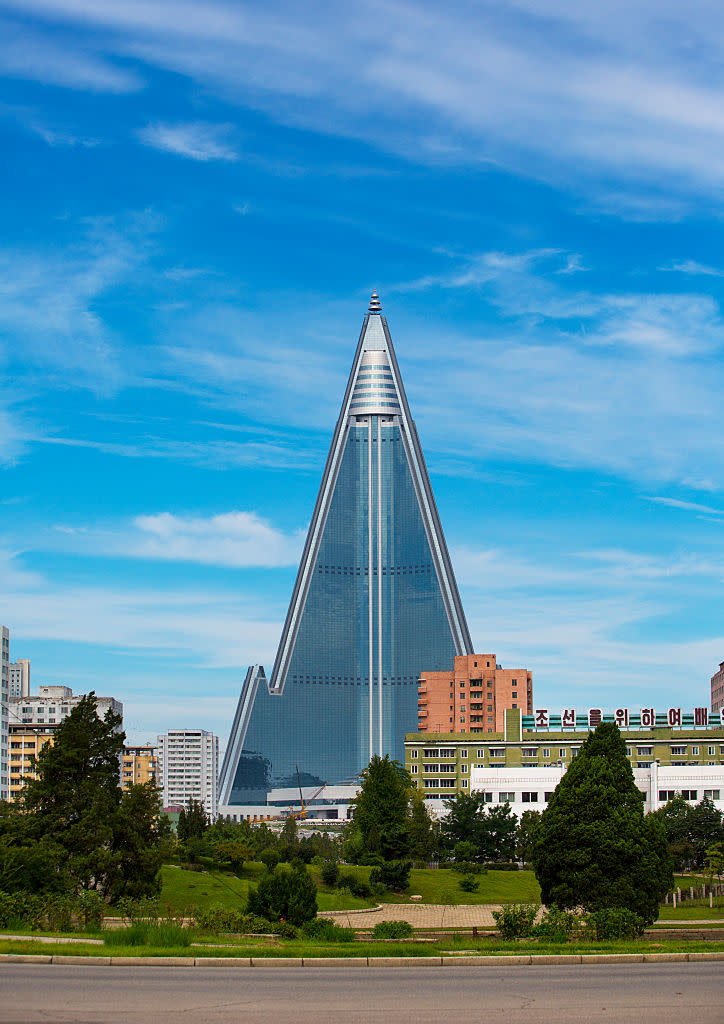 <p>Nordkorea ist bekanntlich besessen von seinen Atomraketen. Da passt es, dass das Ryugyong Hotel in Pyongyang entfernt an eine erinnert. Allerdings: Nach 25 Jahren Bauzeit ist das Gebäude noch immer unvollendet und unbewohnt. (Foto: Getty Images) </p>