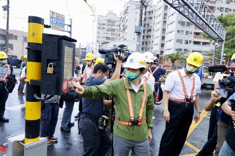 交通部長王國材今天到花蓮視察平交道障礙物自動偵測系統。   圖：交通部／提供