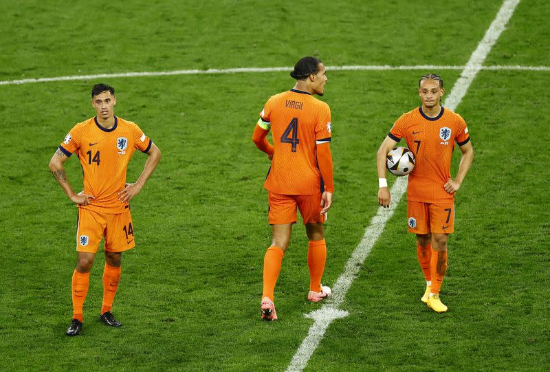 Foto del miércoles de los neerlandeses Tijjani Reijnders, Xavi Simons y Virgil van Dijk tras el gol del triunfo de Inglaterra