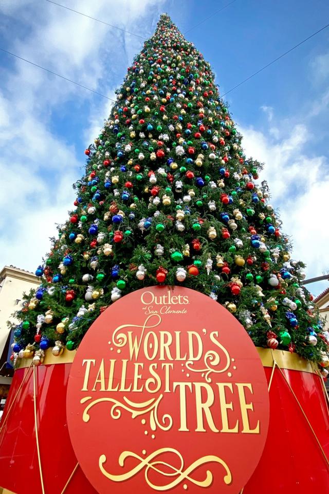 Christmas tree at South Coast Plaza, Coast Mesa, CA  Christmas tree,  Holiday celebration, New years decorations