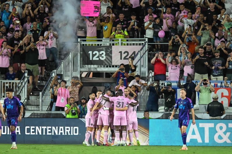 Jugadores del Inter Miami festejan uno de los cuatro goles con los que derrotó a Charlotte para avanzar a la semifinal de la Leagues Cup