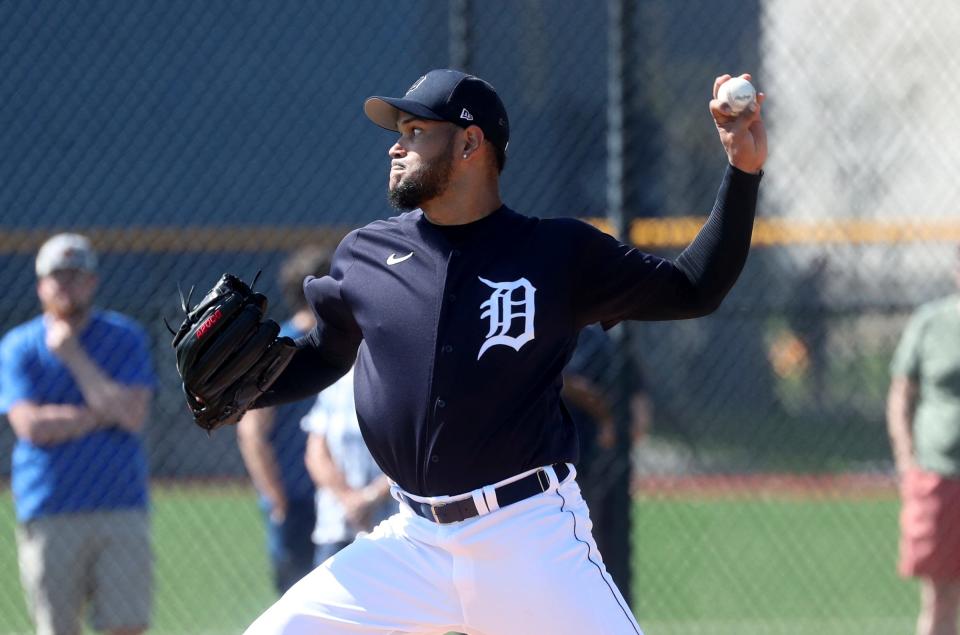 El lanzador de los Tigres de Detroit, Eduardo Rodríguez, realiza una práctica de bateo en vivo durante los entrenamientos de primavera el martes 21 de febrero de 2023.