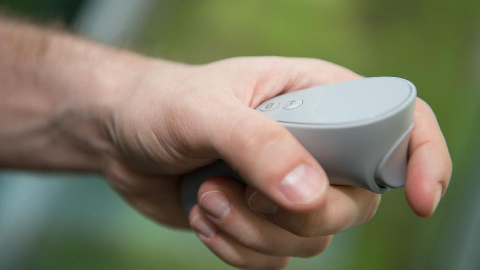 Wer bei der Oculus Go auf den Handcontroller verzichten will, kann auch die Sprachsteuerung nutzen. Firefox hat für diesen Zweck nun einen neuen Browser herausgebracht. Foto: Robert Günther/dpa-tmn