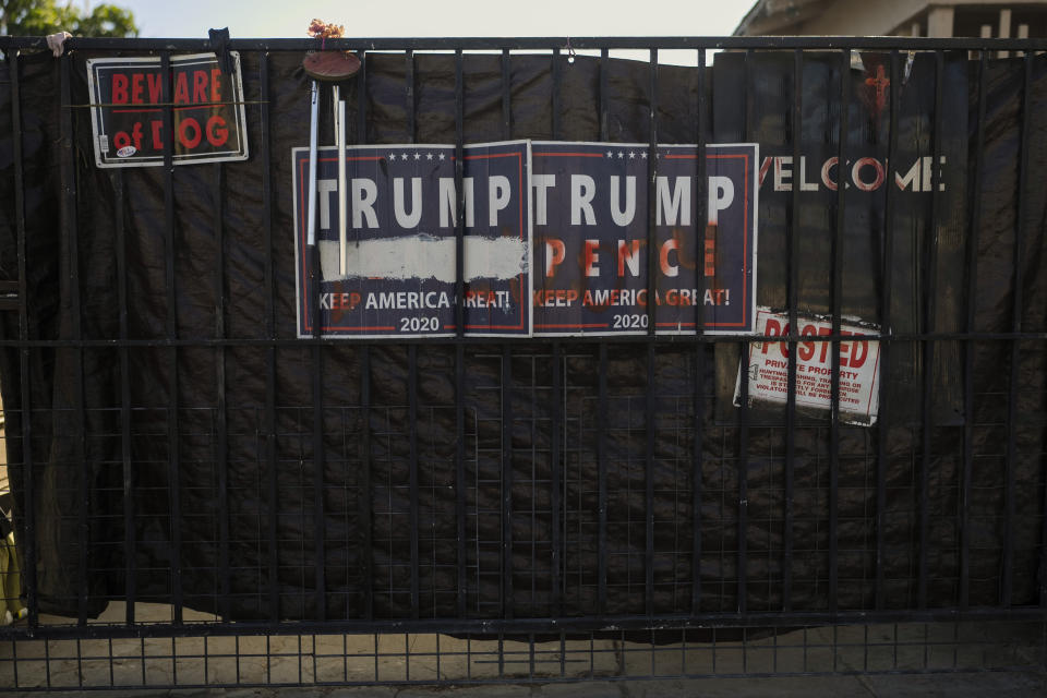 Letreros apoyando la campaña del expresidente Donald Trump en la puerta de una vivienda de San Bernardino, California, el jueves 8 de diciembre de 2022. (AP Foto/Jae C. Hong)