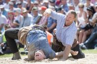 <p>Beim 4. Gang des traditionellen Schwingfestes auf dem Schweizer Brünigpass ringen zwei Hobby-Athleten um den Sieg. „Schwingen“ ist in der Schweiz eine Form des Ringens und wird auf einem Untergrund aus Sägemehl ausgeübt. (Bild: Urs Flueeler/KEYSTONE/dpa) </p>