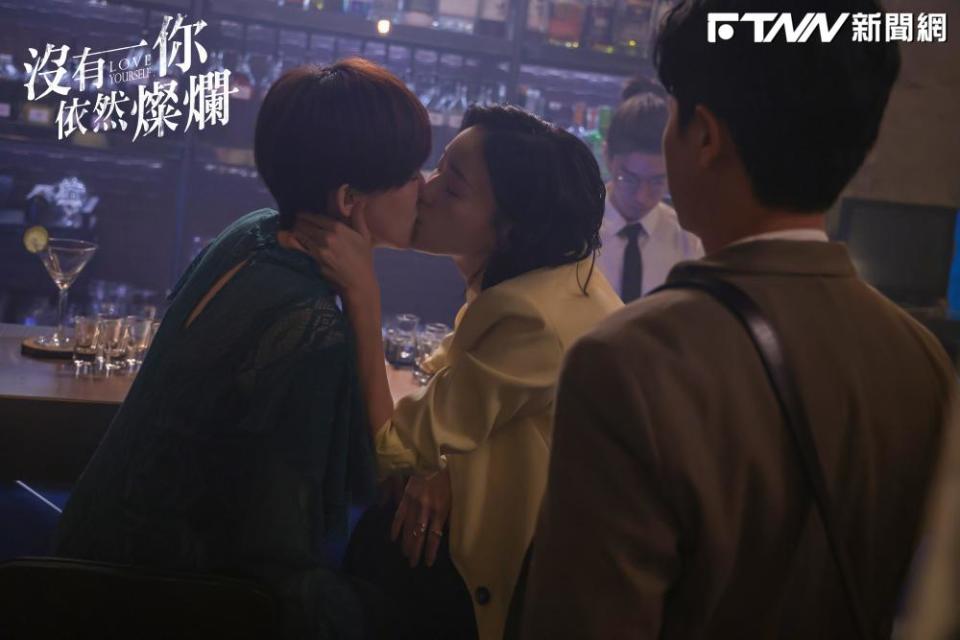 孫可芳（圖左）在劇中和鍾瑤上演女女吻。（圖／時創影業提供）