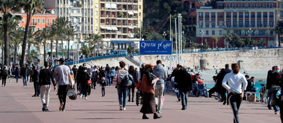 Sur la côte des Alpes-Maritimes, où l'épidémie explose, le gouvernement a décidé d'un confinement les week-ends, en plus du couvre-feu.
