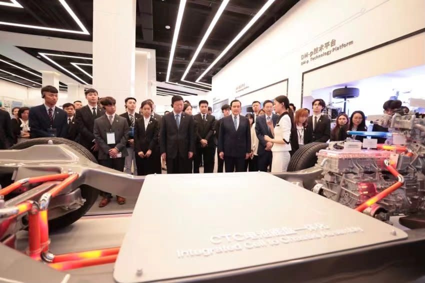 前總統馬英九在國台辦主任宋濤的陪同下， 3 日參觀電動車龍頭企業比亞迪公司。   圖：翻攝自 @LindaRo98127048 X 帳號