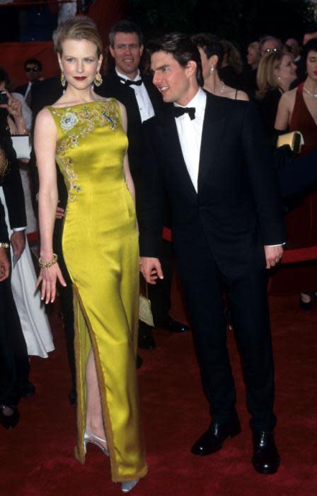<p><span>Auf dem zweiten Platz rangiert Nicole Kidman mit einem 2-Millionen-Dollar-Kleid. Das mag nicht der Betrag sein, den die Herstellung tatsächlich gekostet hat, doch von Christian Dior Haute Couture soll die Hollywood-Aktrice genau diesen Betrag bekommen haben, um bei den Oscars 1997 – damals noch an der Seite von Tom Cruise – in dieser grün-goldenen Kreation mit aufwendiger Stickerei über den roten Teppich zu schreiten.</span> </p>