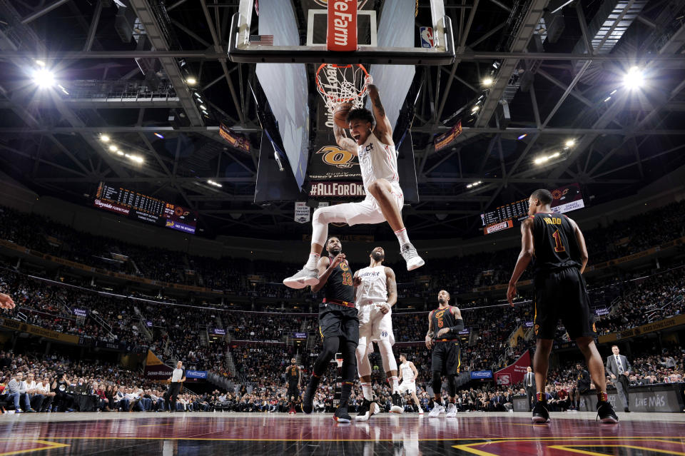 Kelly Oubre Jr. throws it down as the Cleveland Cavaliers look on. (Getty)