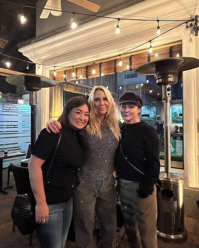 Shannen Doherty, con sus dos amigas, disfrutando de una cena