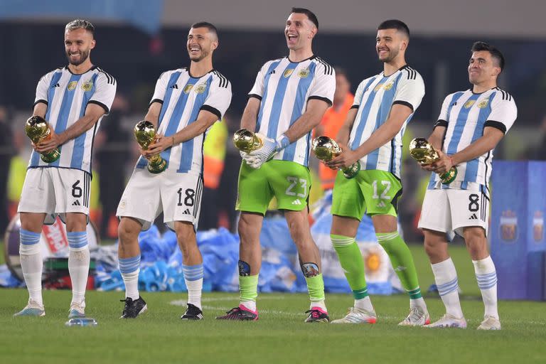 El momento donde Pezzella, Rodríguez, Rulli, Acuña y Dibu Martínez replicaron el gesto del arquero en el Mundial de Qatar, pero con el trofeo de la Copa del Mundo