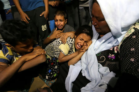 Relatives of Palestinian woman Zena Al Omor, whom hospital officials said was killed by fragments of an Israeli tank shell, mourn during her funeral in the southern Gaza Strip May 5, 2016. REUTERS/Ibraheem Abu Mustafa TPX IMAGES OF THE DAY