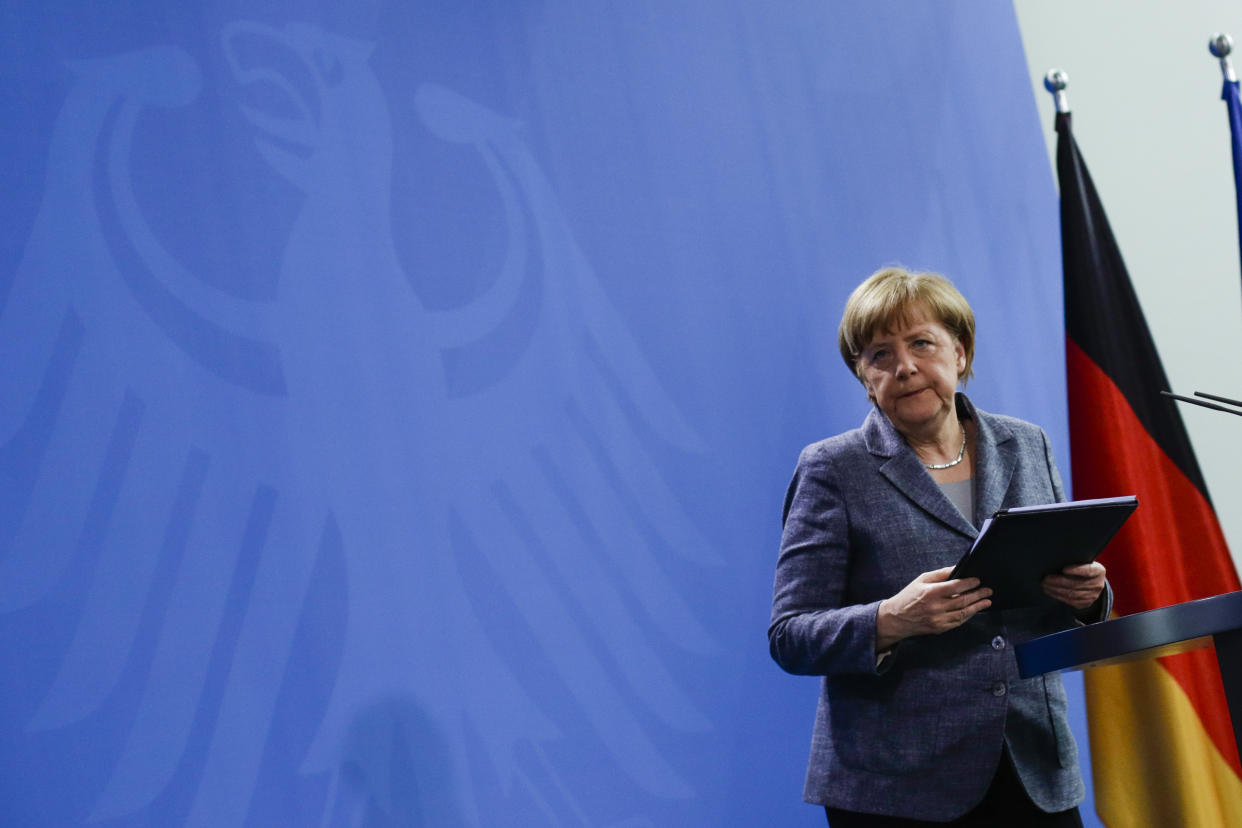 Sichtlich genervt: Angela Merkel gibt im April 2016 ein Statement zum Fall Böhmermann ab (Bild: AP Photo/Markus Schreiber)