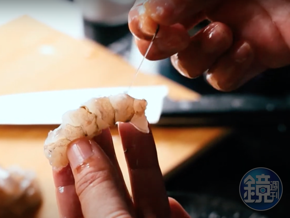 蝦子是底棲性雜食生物，你不會想要吃它的腸泥的。