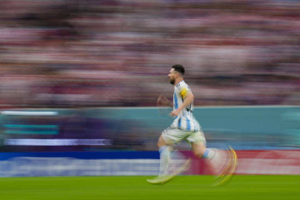 Lionel Messi corre durante el partido entre Argentina y Croacia en las semifinales del Mundial, el miércoles 14 de diciembre de 2022, en Lusail, Qatar. (AP Foto/Petr David Josek)