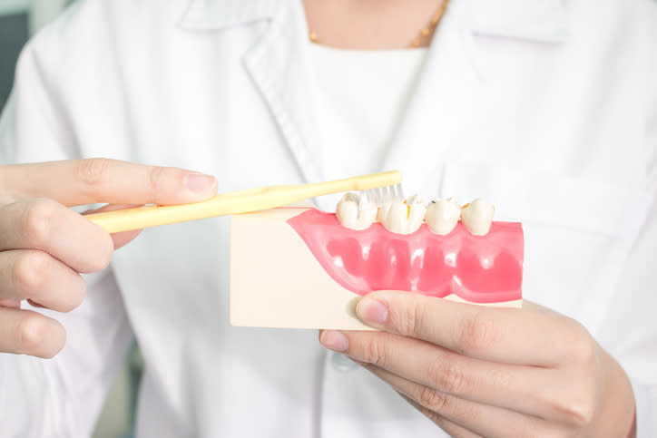 Ir al dentista para una limpieza profunda podría tener beneficios en otras áreas de tu salud. Foto: Apisit Sorin/EyeEm/Getty Images