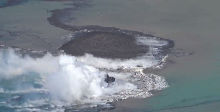 Un canal de televisión de Japón transmite imágenes del volcán erupcionando