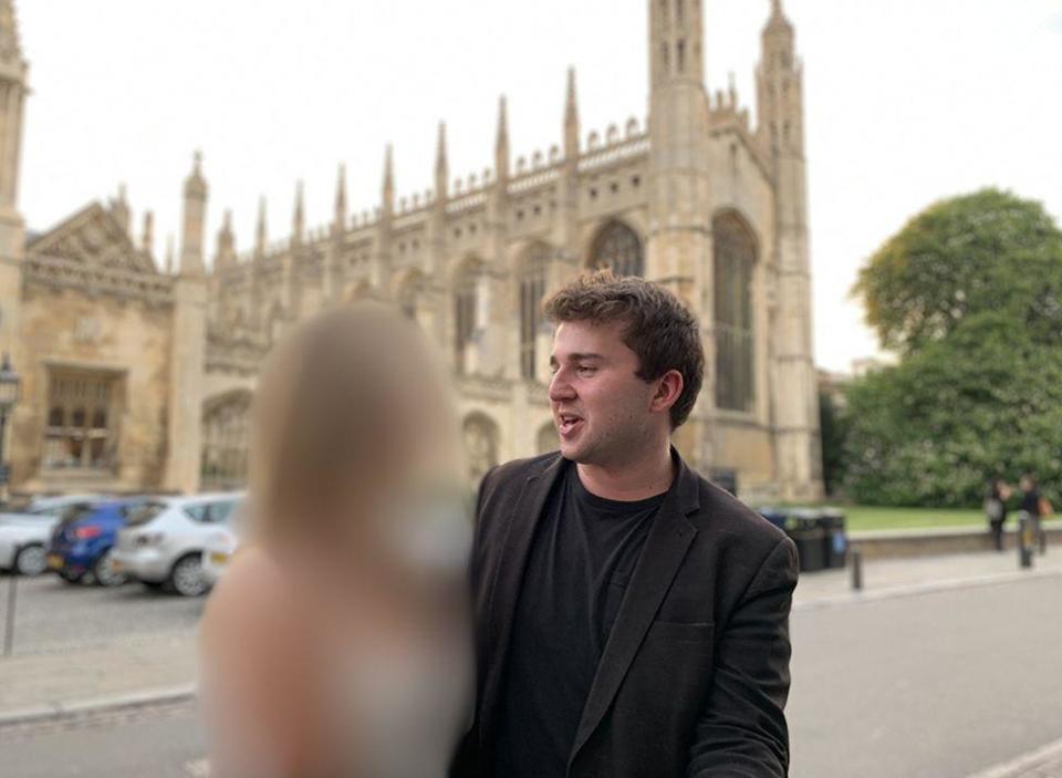 Jodie y Alex Woolf fuera del King's College, Cambridge