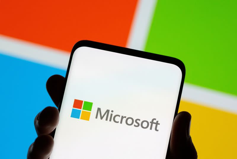 FOTO DE ARCHIVO: Un teléfono inteligente, delante del logotipo de Microsoft en esta ilustración