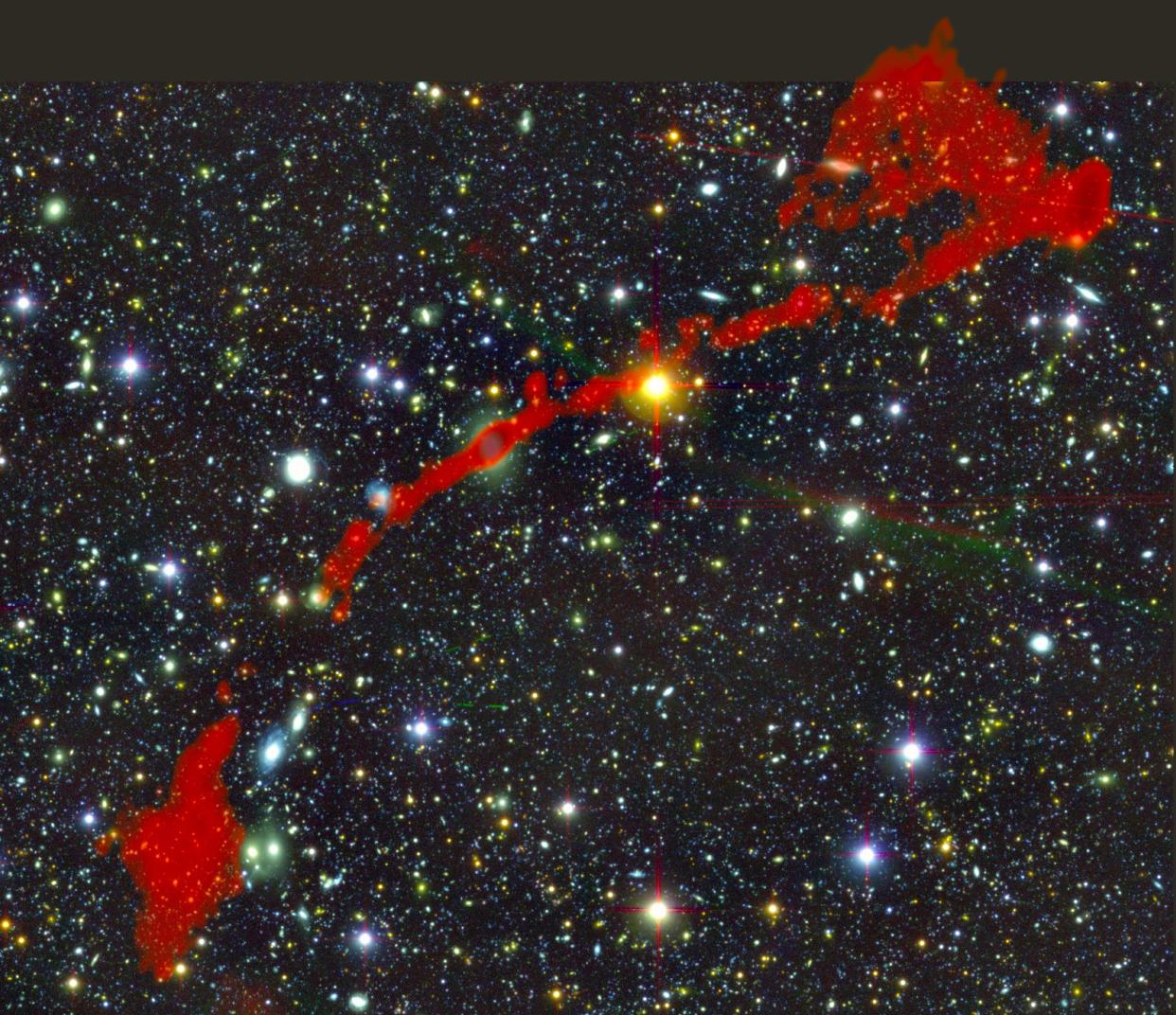 <span class="caption">Les deux radiogalaxies géantes trouvées avec le télescope MeerKAT. En arrière-plan, le ciel vu en lumière optique. Le rayonnement radio des énormes radiogalaxies, vues par MeerKAT, est superposée en rouge.</span> <span class="attribution"><span class="source">I. Heywood (Oxford/Rhodes/SARAO)</span></span>