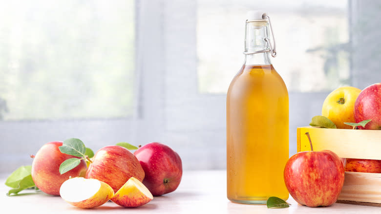 Apple cider vinegar and apples 