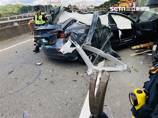 特斯拉自撞橋墩後，又失控撞上護欄。（圖／翻攝畫面）