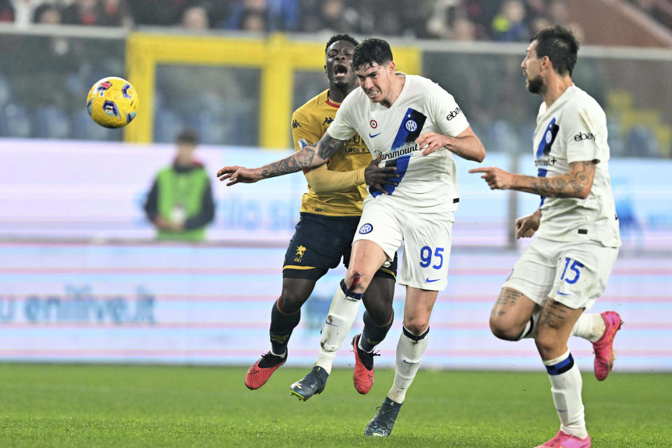 Alessandro Bastoni, centro, del Inter de Milan y Caleb Ekuban, izquierda, de Génova, disputan un balón durante el partido de fútbol de la Serie A de Italia, entre Génova e Inter en el estadio Luigi Ferraris, en Génova, Italia, el viernes 29 de diciembre de 2023. (Tano Pecoraro/LaPresse via AP)