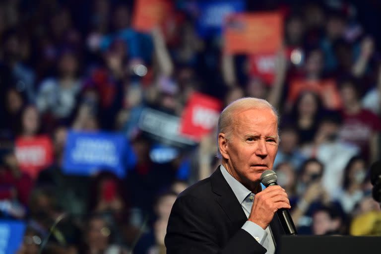 El presidente Joe Biden habla durante un mitin con el expresidente Barack Obama, el candidato demócrata a senador estadounidense John Fetterman y el candidato demócrata a gobernador Josh Shapiro en el Centro Liacouras el 5 de noviembre de 2022