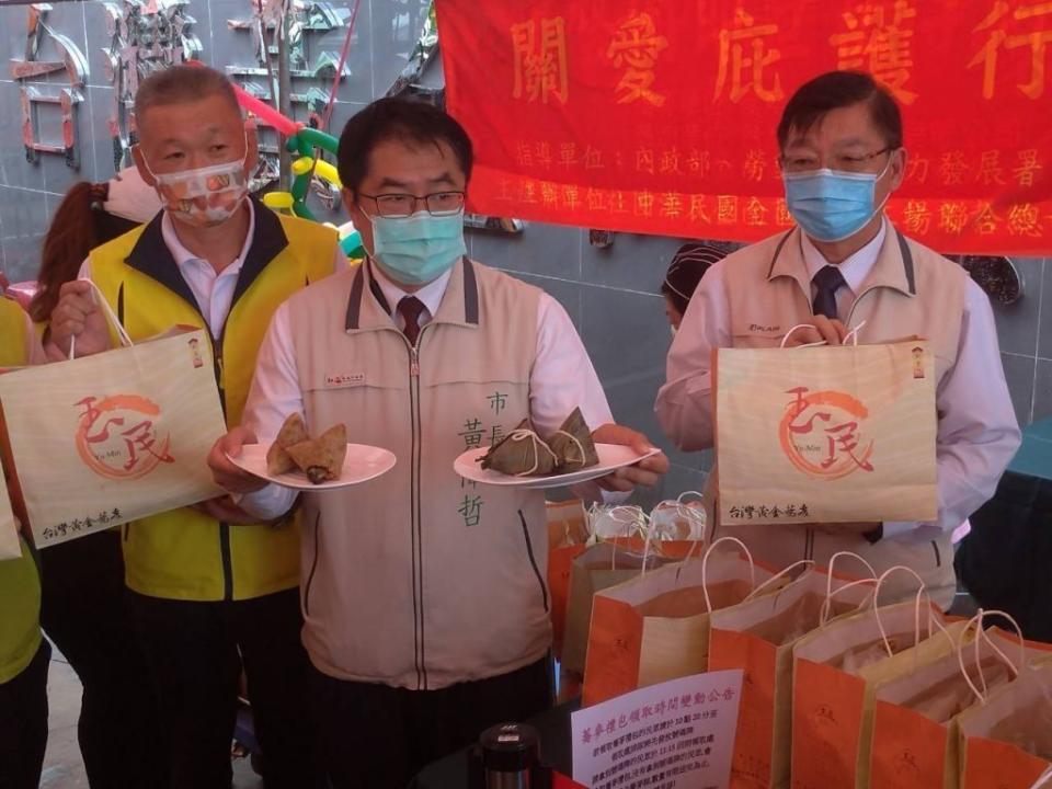 台南市長黃偉哲發送今年最特別的黃金蕎麥粽，行銷玉井商圈。（記者張淑娟攝）