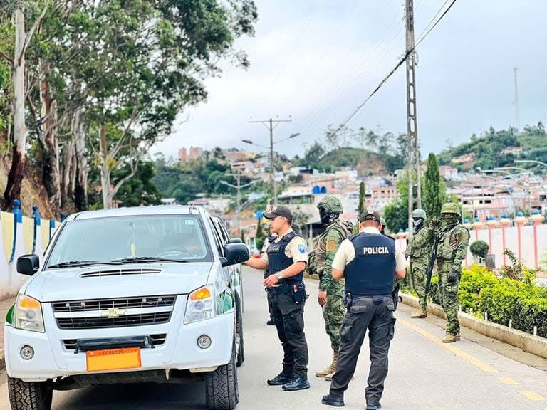 Policías ecuatorianos durante un operativo de seguridad  