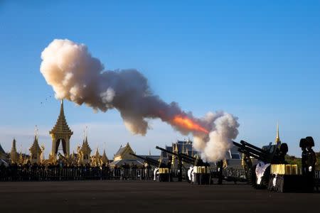 Thai royal guards salute during a funeral rehearsal for late Thailand's King Bhumibol Adulyadej near the Grand Palace in Bangkok, Thailand October 21, 2017. REUTERS/Athit Perawongmetha