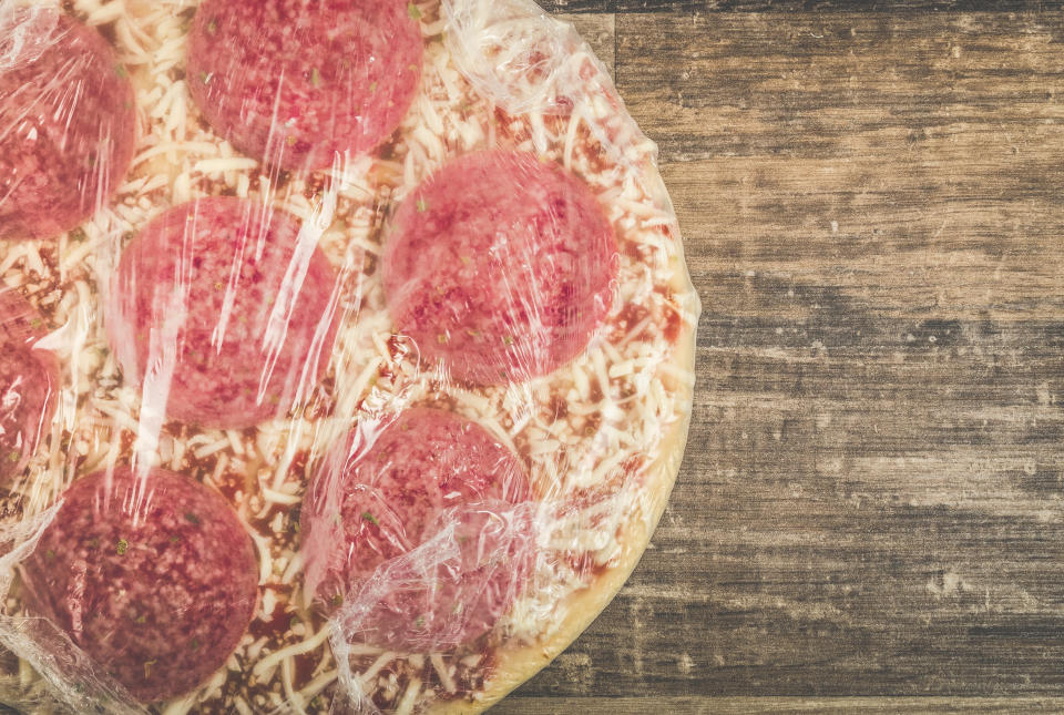 Salamipizzen findet man wohl in jedem deutschen Gefrierschrank. (Bild: Getty Images)