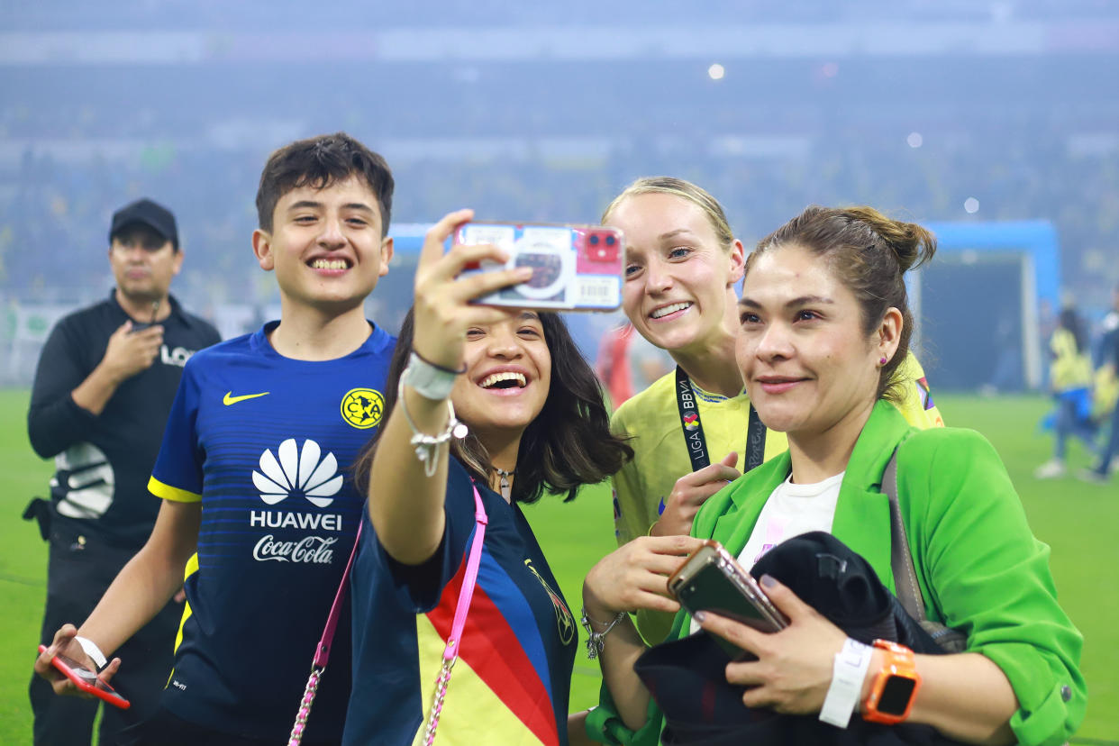 Sarah Luebbert celebran el título del América en la Liga MX tras vencer a Pachuca. (Alan Espinosa/Getty Images)