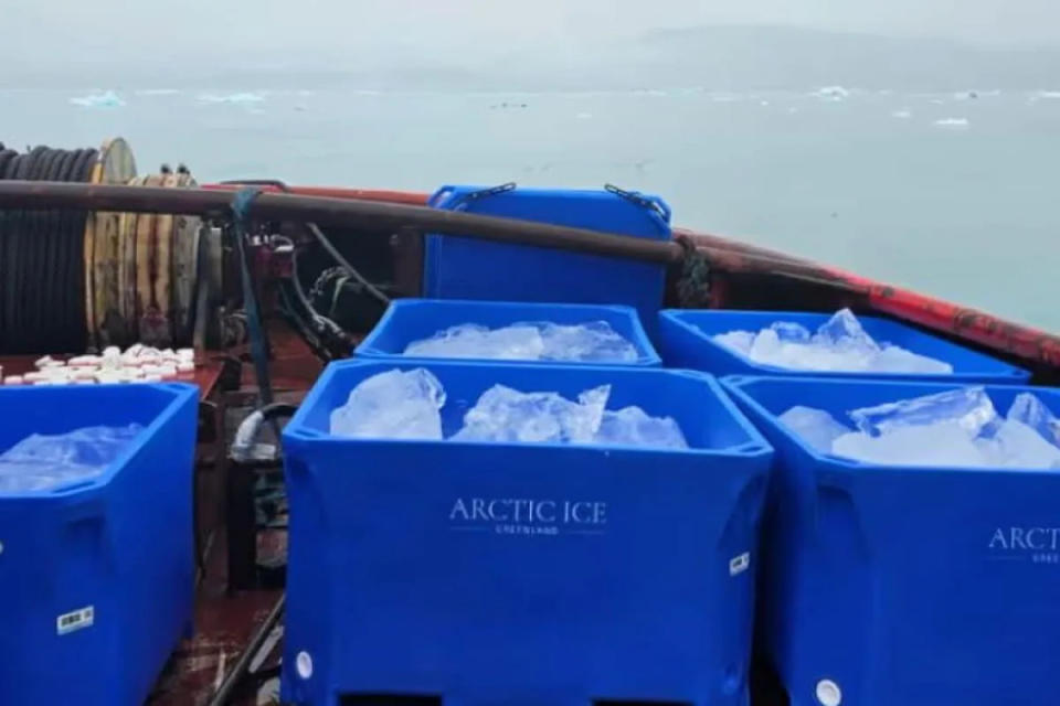 cómo recolectan cubos de hielo de glaciar para venderlos en Dubai