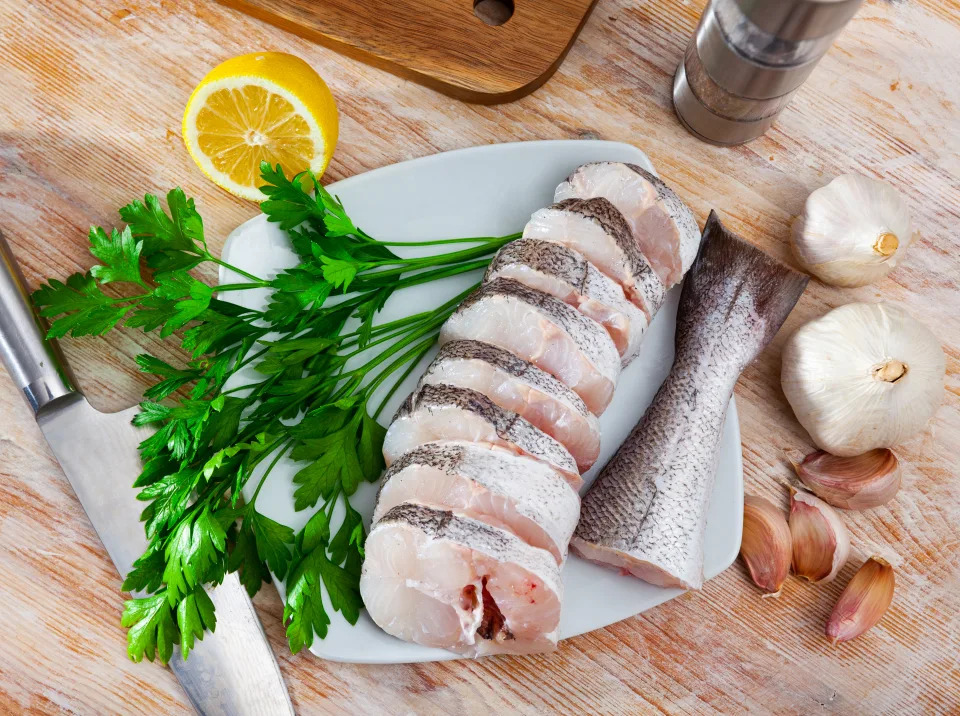 La merluza ofrece m&#xe1;s posibilidades de cocinado que la pescadilla. Foto: Getty Creative