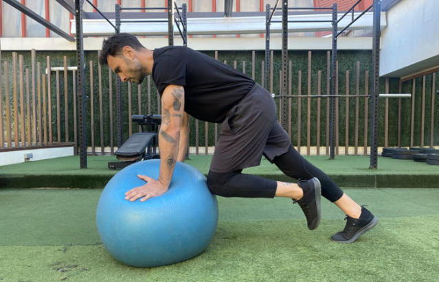 Mujer Deportiva En Ropa Deportiva Descansa Cansada Durante El Ejercicio En  La Pelota De Pilates En El Gimnasio, Mujer Asiática Sonriente Ejerciendo  Pelota De Yoga En El Club De Fitness. Entrenamiento Deportivo