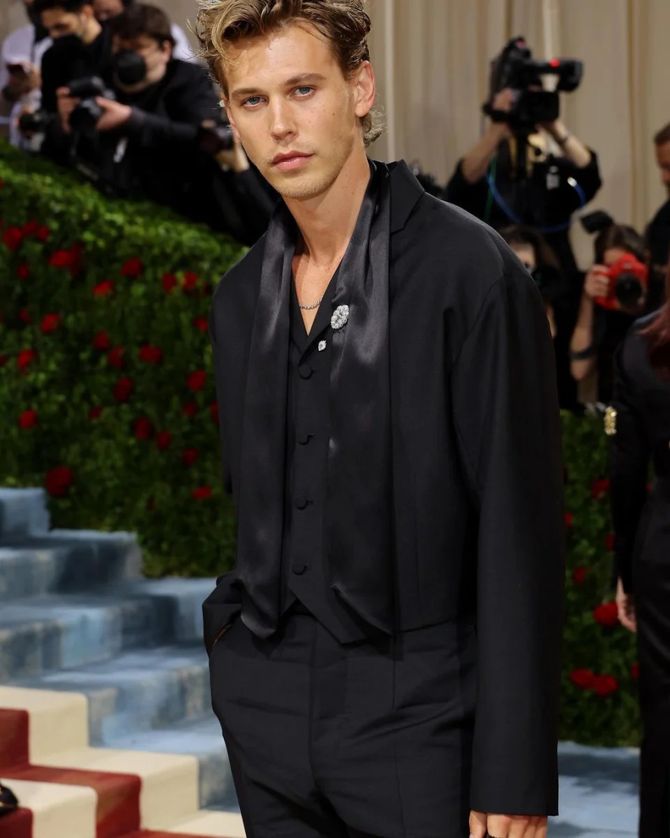 PHOTO / IG<a href="https://www.instagram.com/p/CdKGTfAlED-/?utm_source=ig_web_copy_link" rel="nofollow noopener" target="_blank" data-ylk="slk:@austinbutler" class="link ">@austinbutler</a>