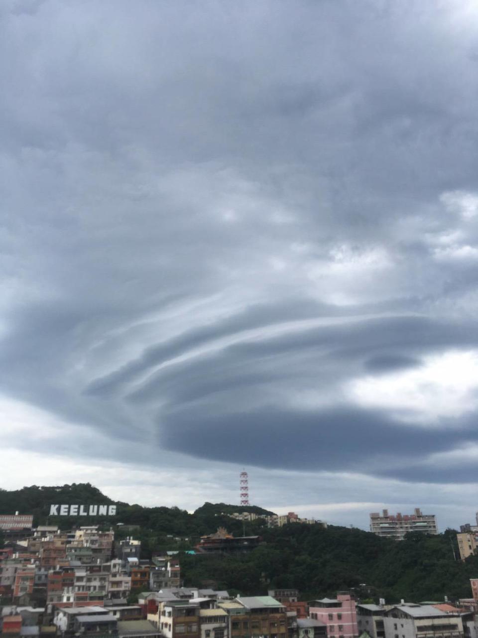 基隆氣象站22日上午觀測到莢狀雲，由於雲狀像飛碟，民眾驚呼有如「ID4星際終結者」電影情節上演，氣象站表示，莢狀雲通常會出現劇烈天氣現象，但不一定在當地發生。（中央社/基隆氣象站提供）