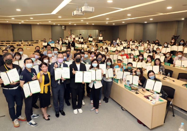 圖／兩天的境零碳排工作坊落幕，現場100位學員大合照，許下碳中和承諾。張智傑攝