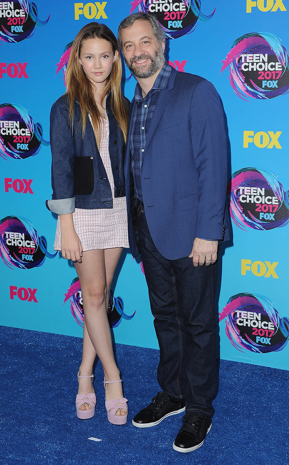 Iris and her father, Judd Apatow, at the 2017 Teen Choice Awards. (Photo: Jon Kopaloff/FilmMagic)